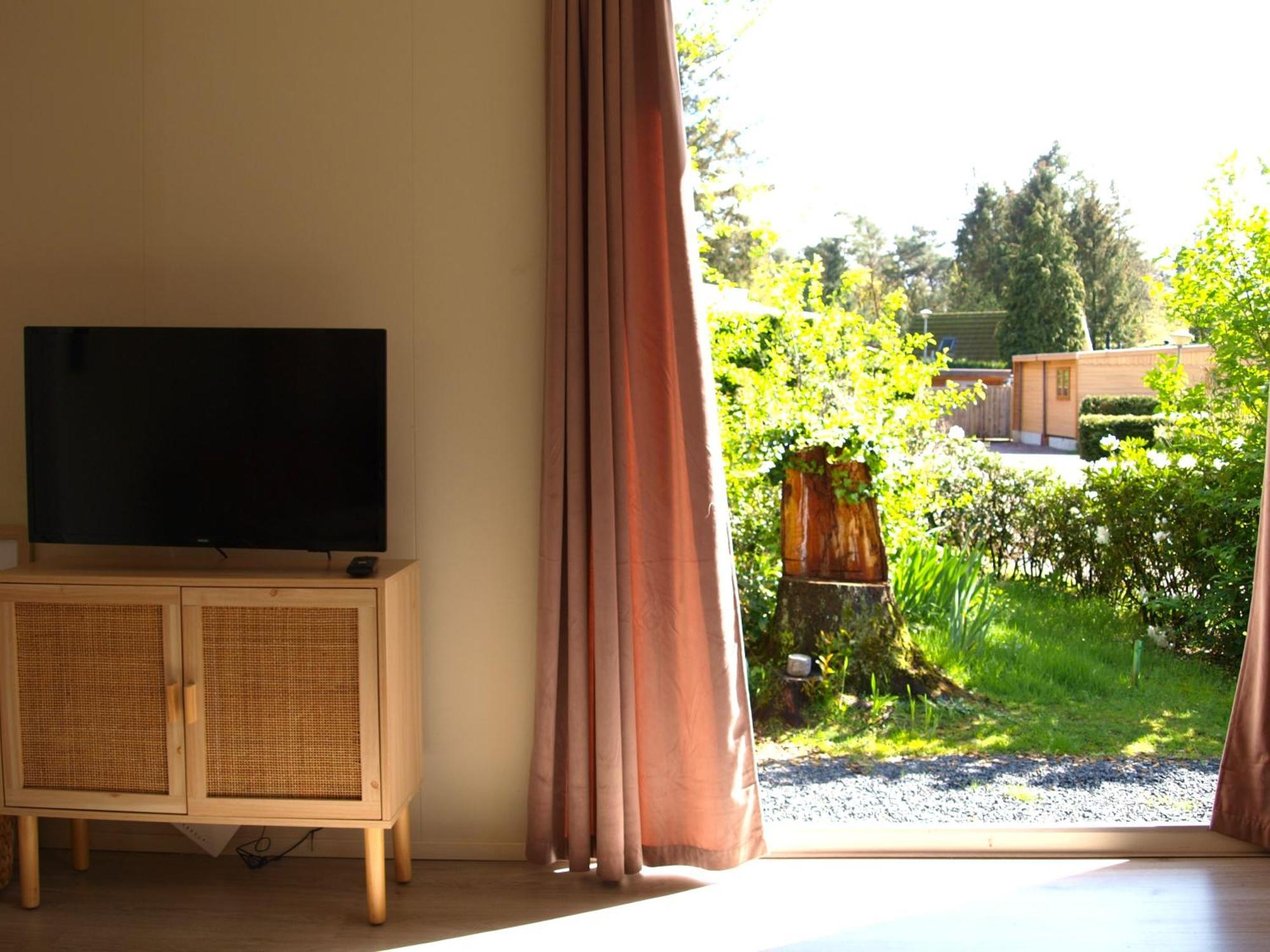 Gezellig Gemoderniseerd Chalet Op De Veluwe Putten Esterno foto