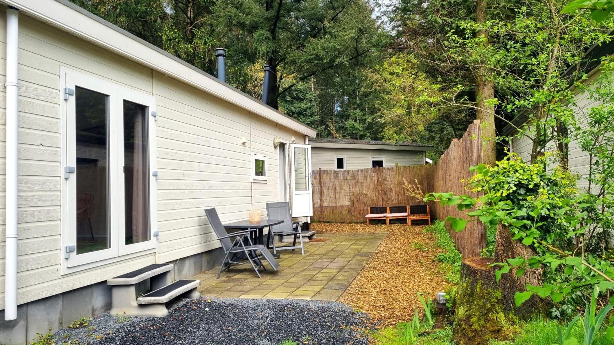 Gezellig Gemoderniseerd Chalet Op De Veluwe Putten Esterno foto